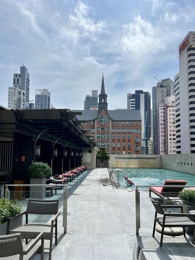 水晶縷光中的幻彩海境：香港瑞吉酒店