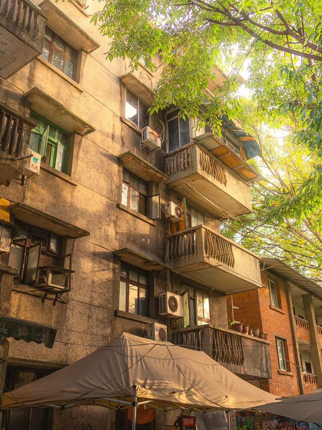 🚪 Did I Just Photograph My Childhood? (Or a Time Portal in Chongqing?)