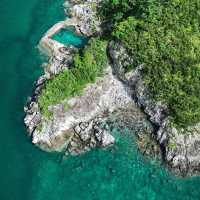🌊香港隱世「海洋之心」！心形泳池+玻璃海，打卡露營一應俱全