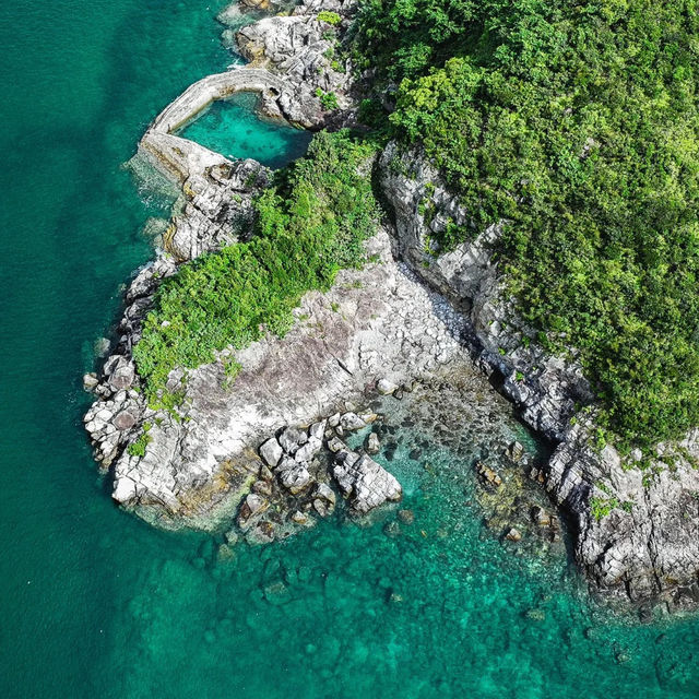 🌊香港隱世「海洋之心」！心形泳池+玻璃海，打卡露營一應俱全