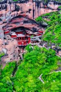 大金湖甘露懸空寺｜丹霞絕壁上的千年秘境