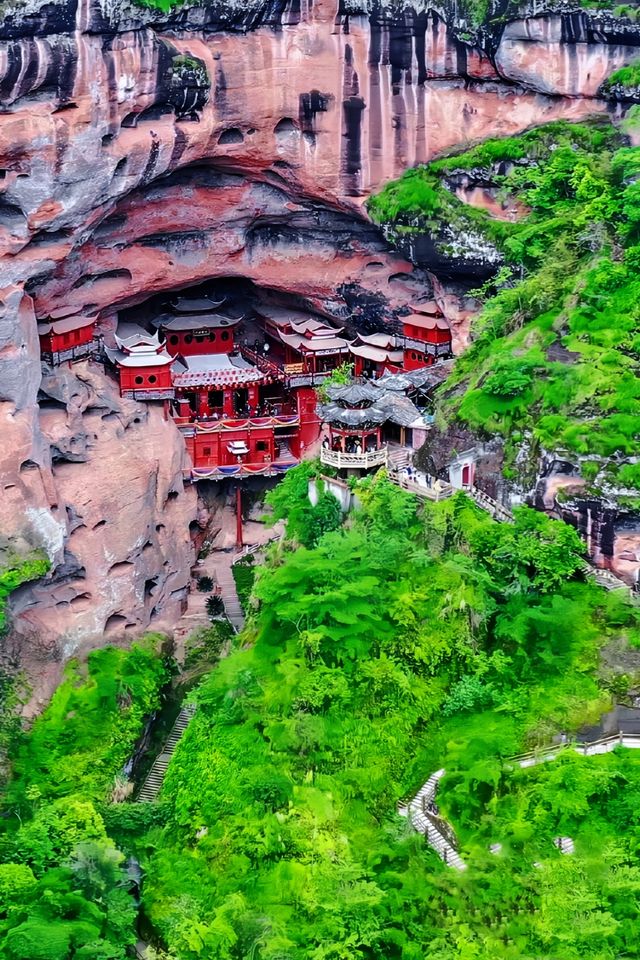 大金湖甘露懸空寺｜丹霞絕壁上的千年秘境