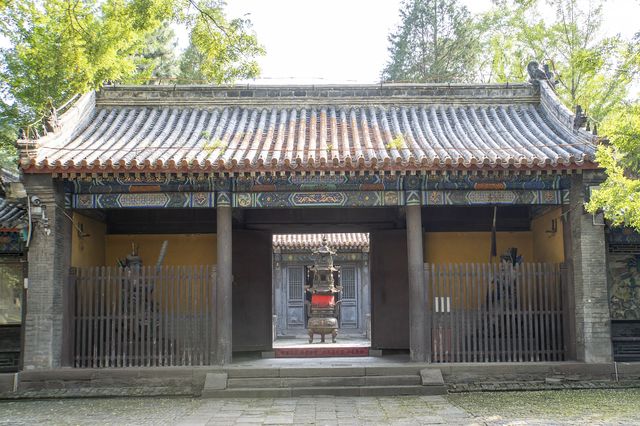 承德城隍廟 | 穿越三百年的皇家秘辛，這座藏在胡同裡的「小故宮」美到窒息！   姐妹們！今天帶你
