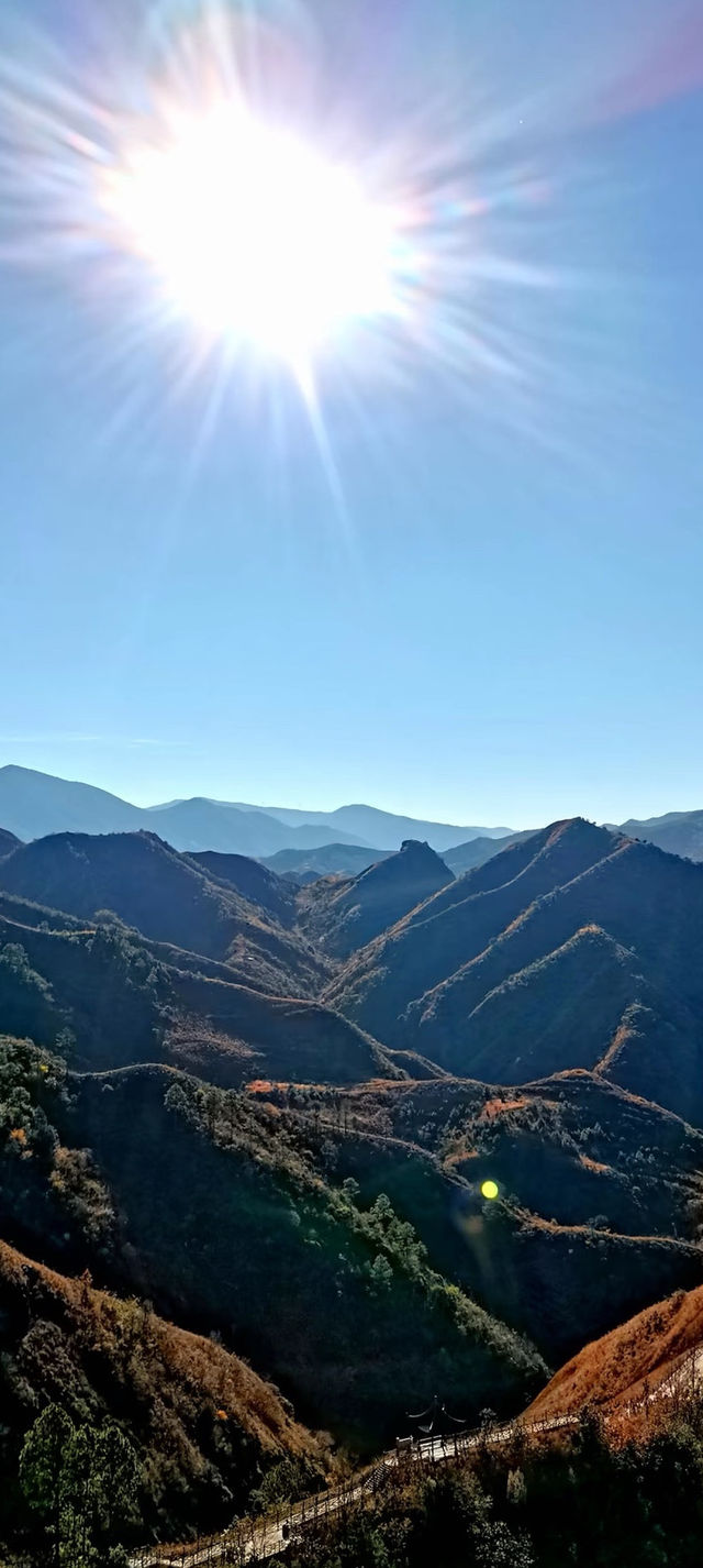 鹽源公母山｜丹霞秘境裡的神仙眷侶，隨手拍都是大片！ 必去理由 "情侶山"在線發糖！億年CP