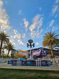 斑斕雲彩下遊樂設施玩足一日