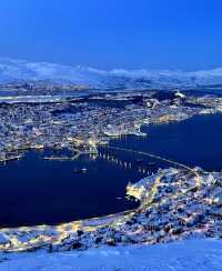 被極光親吻過的北國淨土，雪峰與森林交織成花卷。—挪威