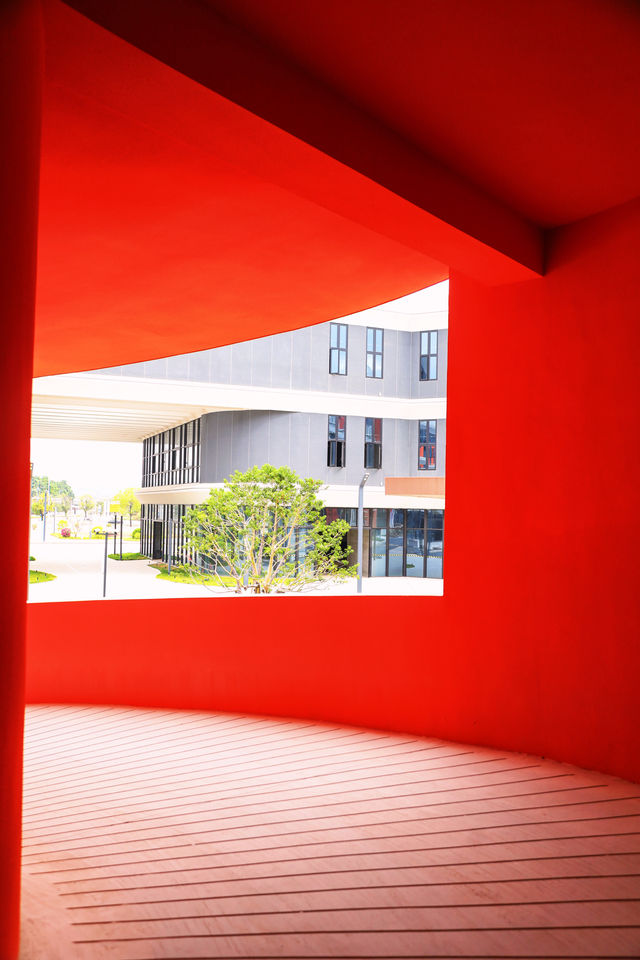 在未完成的建築裡,拍一部未來感大片 在未完成的建築裡,拍一部未來感大片