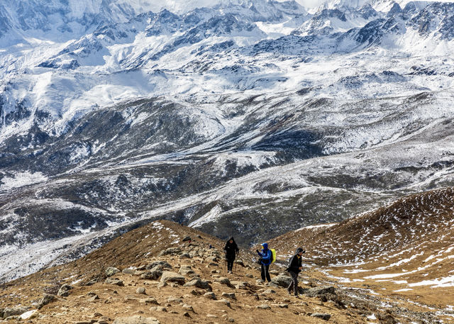 雪山之眸：野馬海子與貢嘎山系的冬日對話
