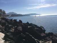 來聖托里尼度個假吧！這裡的天空藍得像油畫，海水清澈見底，整個人都放鬆下來了～這次打卡了幾個絕美景點和