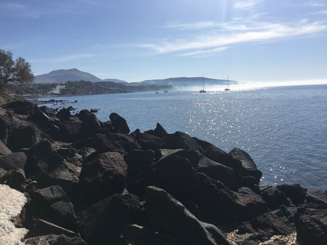 來聖托里尼度個假吧！這裡的天空藍得像油畫，海水清澈見底，整個人都放鬆下來了～這次打卡了幾個絕美景點和