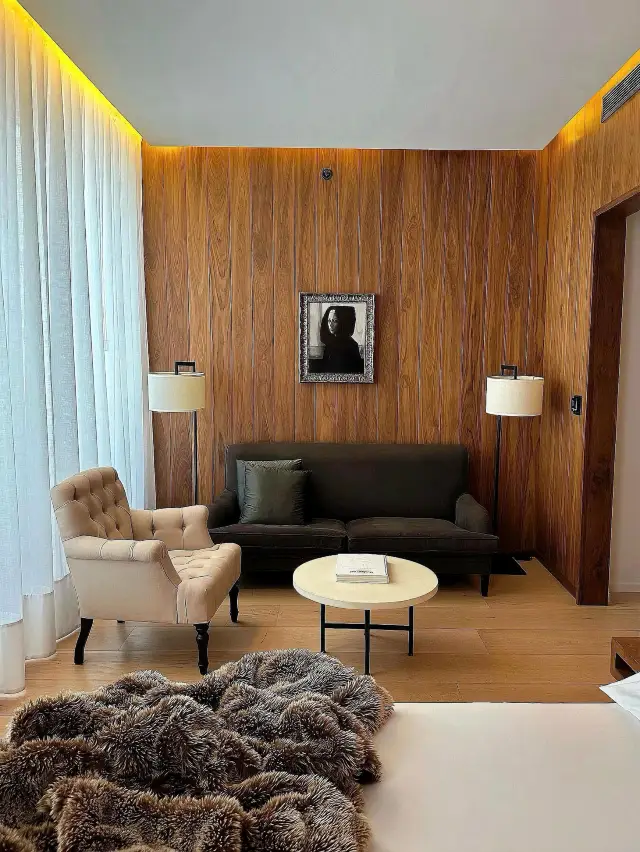 London! Close to the British Museum! A life-changing hotel...