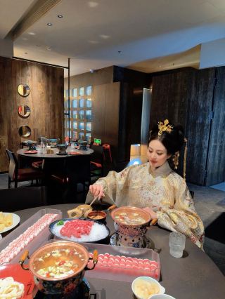 หญิงสูงศักดิ์สมัยราชวงศ์หมิงได้สัมผัสความงดงามอันประณีตของการสวมใส่ชุดฮั่นฝูแบบหมิง ณ พระราชวังต้องห้าม