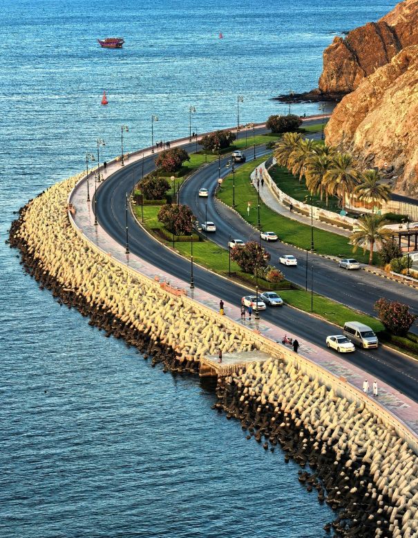 Lâu đài Ammanmutra: Một khung cảnh toàn cảnh ngoạn mục của núi non, biển cả và thời gian.