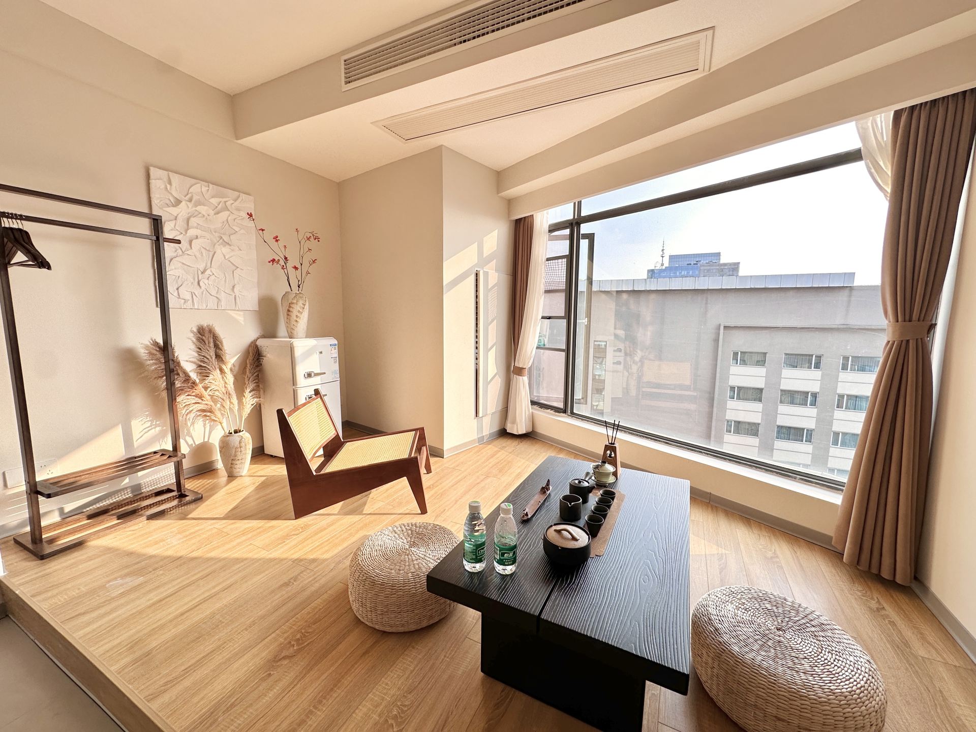 Who understands! Coming to Chengdu to shop, eat, and stay right across from the panda's behind is just so relaxing 🥹 Summer vacation and National Day trips really make this the top choice!
✅ Right opposite the IFS popular check-in spot ✅ Just downstairs is Chunxi Road and Taikoo Li ✅ Super convenient for traveling to major attractions

✨ Super convenient travel: The subway station is right downstairs, the airport shuttle bus goes directly to the building, and direct buses to Sanxingdui and the Panda Base scenic spots are also downstairs. After a tiring day of sightseeing, you can rest in your room and then head out again—so refreshing!

✨ Full marks for comfort: The bedding is soft and comfortable, soundproofing is excellent, so you can sleep well even in the bustling city center. Disposable toiletries are fully provided, and there’s a washing machine, making travel worry-free.

✨ Best value for money: The space is just right for four people, costing just over a hundred yuan per person. Perfect for students and workers traveling without any pressure. The host also recommends local, reliable food spots!

