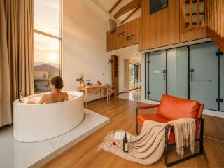 Summer Getaway: Wuyue Riverside · Luxurious Villa with Mountain Views and Creekside Charm