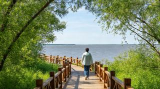 Lake breeze cools the border town summer | Jixi’s hidden cool summer getaway guide