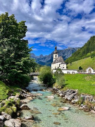 Stroll Through a Fairytale World! A Healing Trip to the Ramsau Magic Forest  Ramsau, this fairytale town at the foot of the Alps, is truly beautiful! The colorful