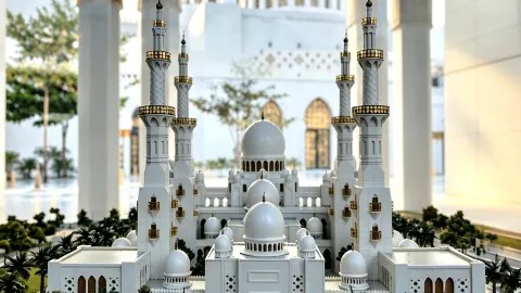 A Replica of the Abu Dhabi Sanctuary: Solo's Pure White Mosque | Sheikh Zayed Grand Mosque — traveler post in Java