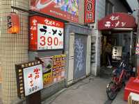 福岡・天神。390円でとんこつラーメンを楽しむ『楽勝ラーメン』