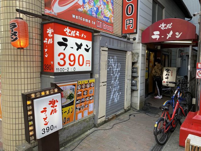 福岡・天神。390円でとんこつラーメンを楽しむ『楽勝ラーメン』