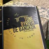 Tone Byrdth De Bangkok  นั่งชิคๆแบบมีสไตล์