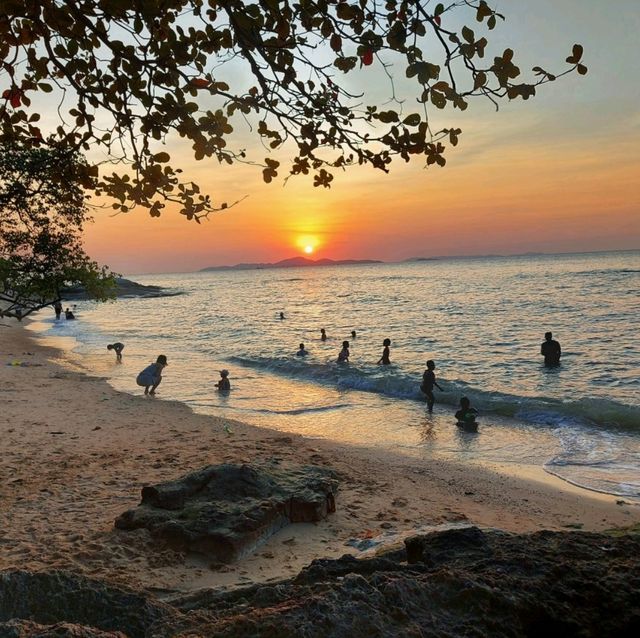 พระอาทิตย์ตก ที่หาดลับ พัทยา