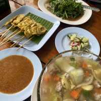 ร้านอาหารน้องเบียร์ ถนนคนเดินปาย