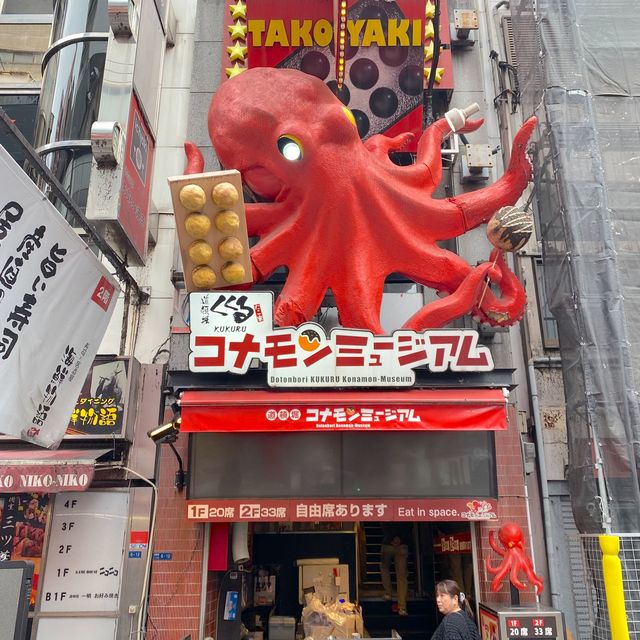 大阪観光スポット！道頓堀のえびす橋から続く道には派手なおもしろ看板が！めっちゃ元気でます