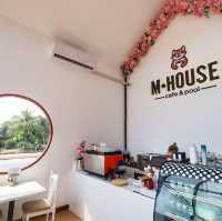 M House Cafe & Pool 