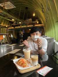 รับบทกัปตันที่ 747 Cafe
