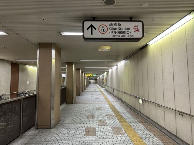 福岡・博多。博多駅の地下街と地下鉄祇園駅を結ぶ『祇園駅(博多旧市街口)方面連絡通路』と『Fギャラリー』