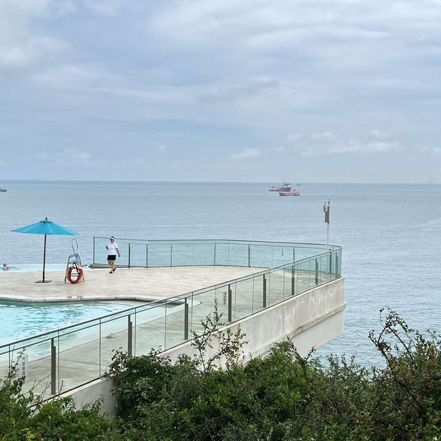 【酒店口碑】懸崖無邊泳池+樓頂無邊泳池+海邊水上項目+晚上海邊音樂燒烤吧