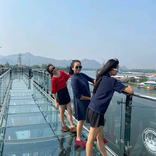 สะพานกระจกเมืองกาญจนบุรี​