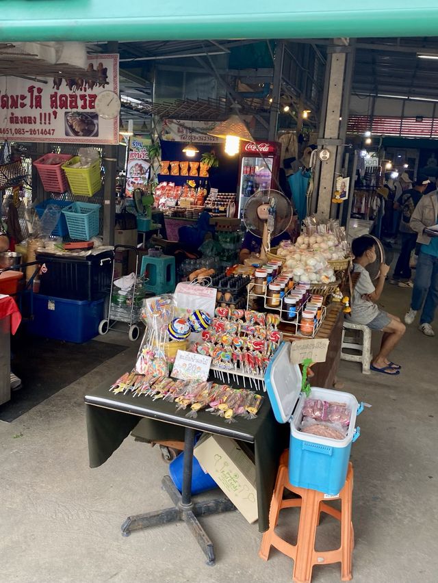 ตลาดน้ำคลองลัดมะยม ตลาดที่ของกินหลากหลาย