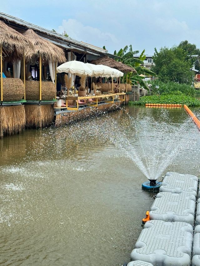 นั่งเรือไปคาเฟ่กัน มองน้ำ’Cafe 