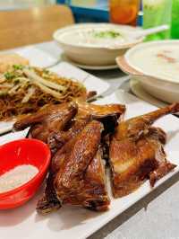 「新記食熱辣辣既生滾雞粥，必食之選」
