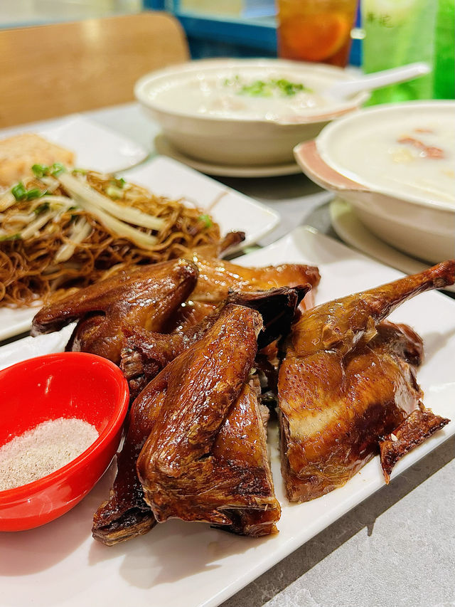 「新記食熱辣辣既生滾雞粥，必食之選」