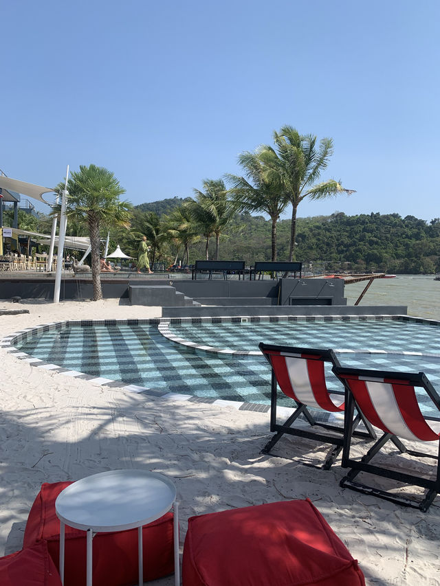 【タイ】赤×プールの隠れ家BAR🎟️🍸🇹🇭(Phuket)