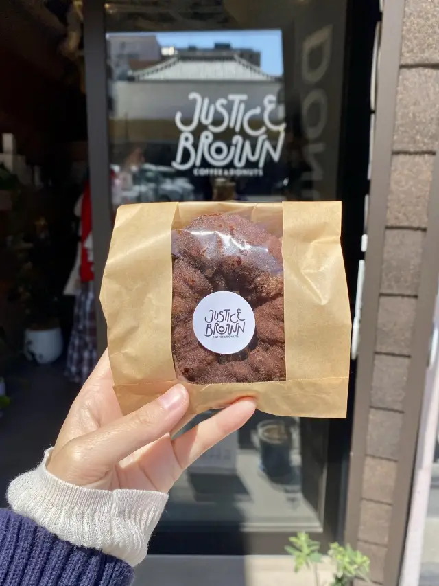 Taiwanese Donut and Coffee Shop in Osaka: JUSTICE BROWN