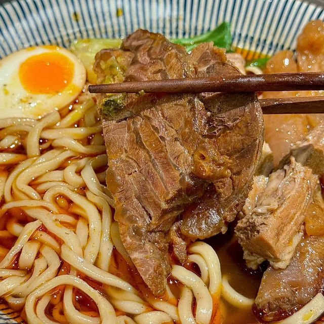 滬園金牌牛肉麵：懷舊老香，市井場景