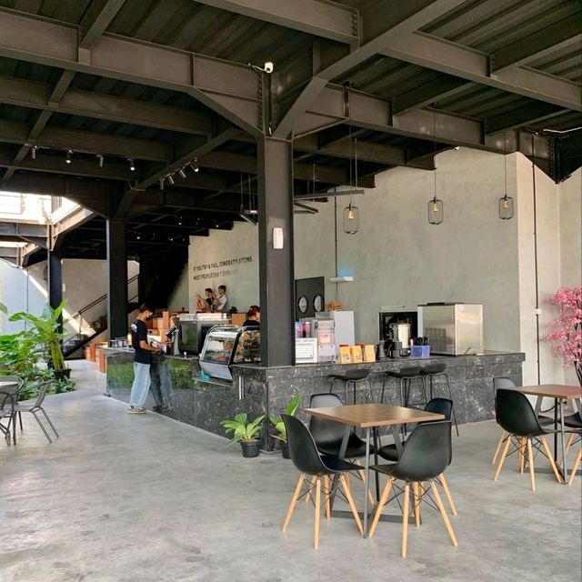 UNKNOWN COFFEE PALUR | HAVING COFFEE WHILE WAITING FOR THE TRAIN SCHEDULE TO ARRIVE