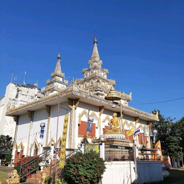 วัดสระบ่อแก้ว วัดสวยศิลปะไทยใหญ่ในเมืองแพร่