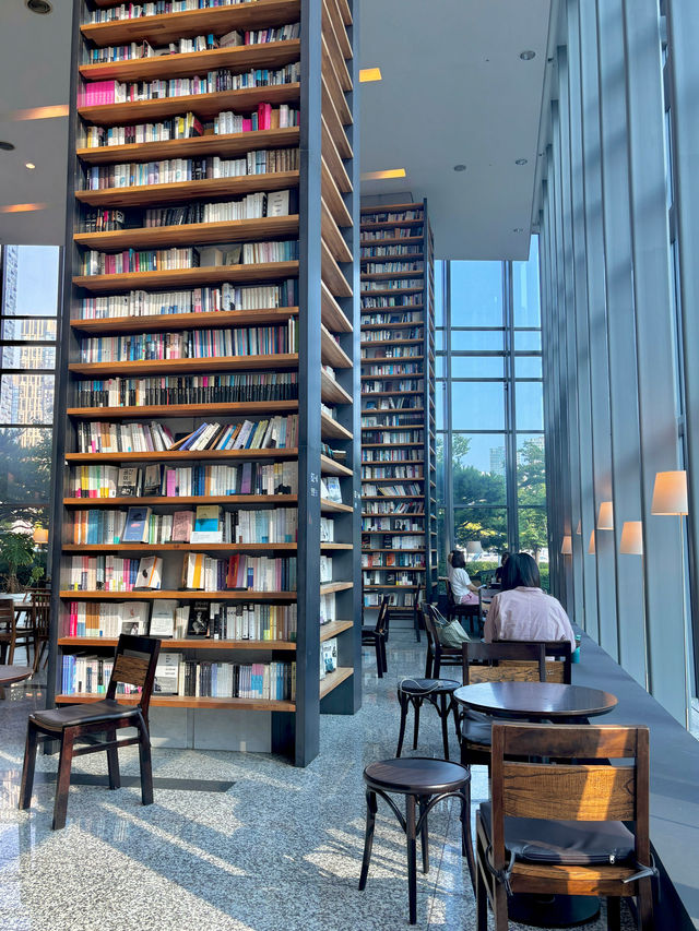 책과 함께 즐기는 시원한 카페 인천 송도 콤마🖤📚