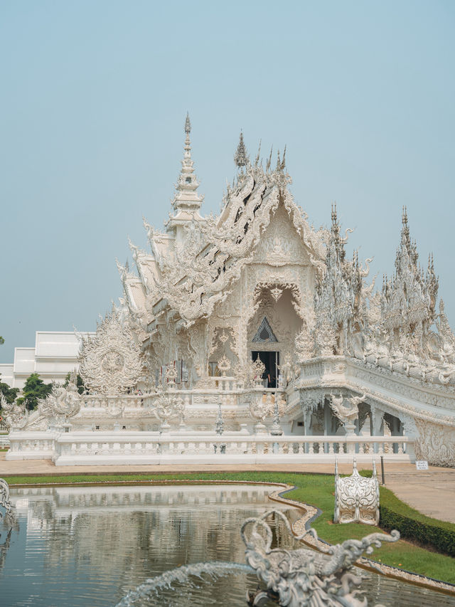 【タイ🇹🇭】よーく見ると怖い？！一度は行きたい純白のお寺！