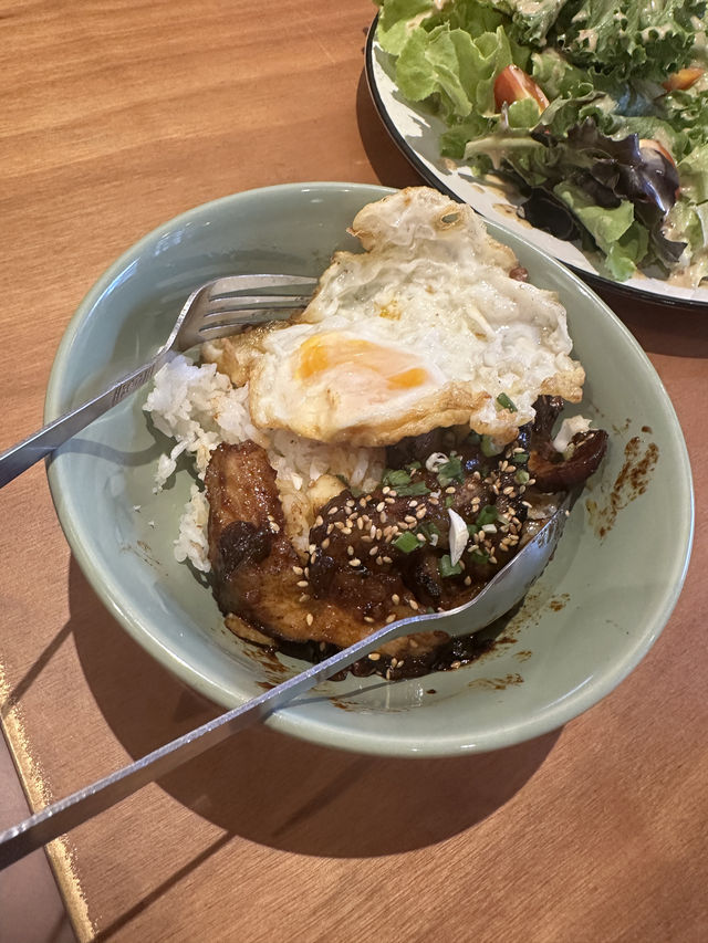 ร้านอาหารง่ายๆ ฉบับนักเรียน ร้านออกรส สกลนคร