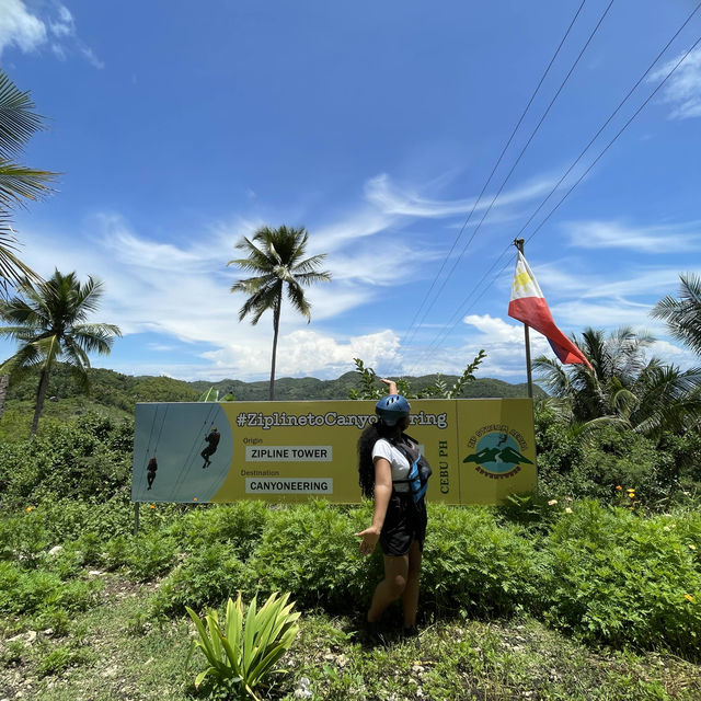 Exploring the famous Kawasan falls (Philippines) 