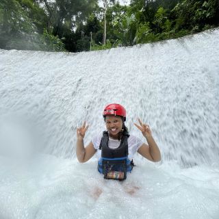Exploring the famous Kawasan falls (Philippines) 