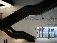 【イタリア・ローマ】黒い階段に導かれて巡るローマ・イタリア初の国立現代美術館MAXXI