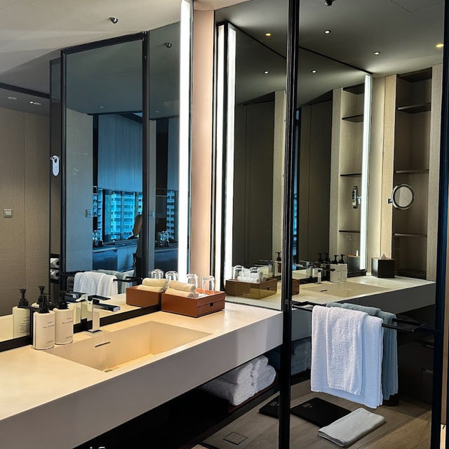 Elegance Meets Modern Comfort: An Unforgettable Stay at InterContinental Singapore Robertson Quay"