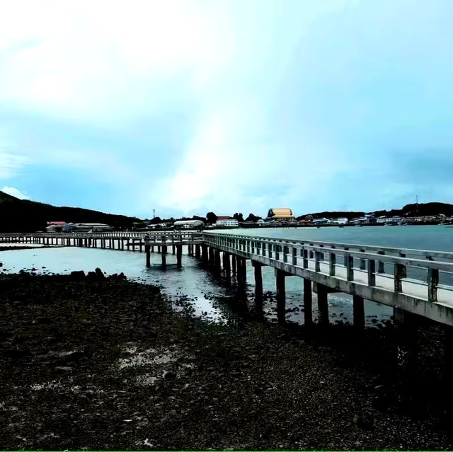 เล่นน้ำที่หาดลูกลม เกาะแสมสาร 